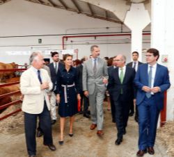 Sus Majestades los Reyes durante el recorrido por la feria acompañados por el presidente de la Federación Española de Asociaciones de Ganado Selecto (